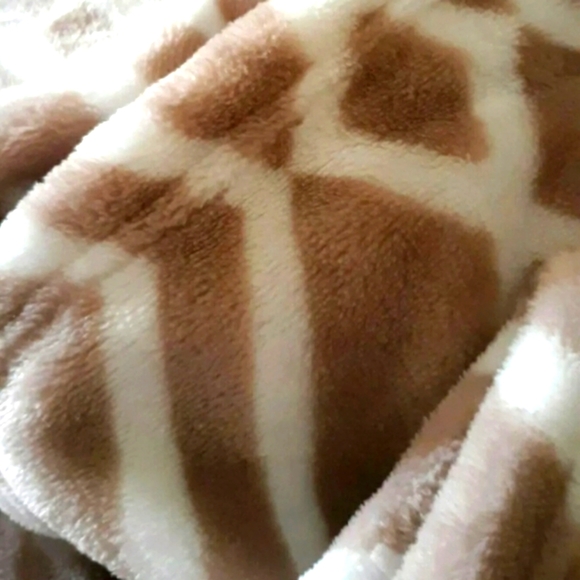 NEW PLUSH THROW BLANKET LARGE 50X60 - Picture 2 of 3